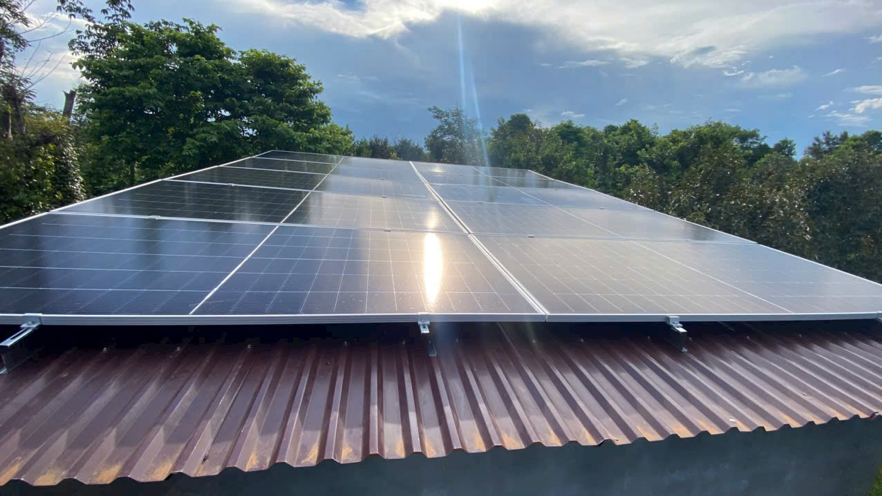 lap-dat-dien-nang-luong-mat-troi-gia-re-can-giuoc