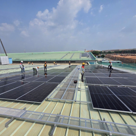 Xu Hướng Doanh Nghiệp Sản Xuất Lắp Điện Mặt Trời Mái Nhà Để Đạt Chứng Chỉ Xanh 2026